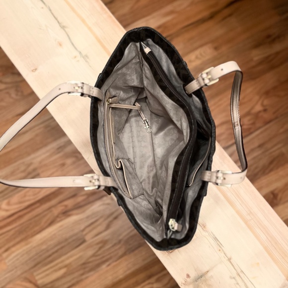 Michael Kors Logo Tote Bag - Picture 3 of 3